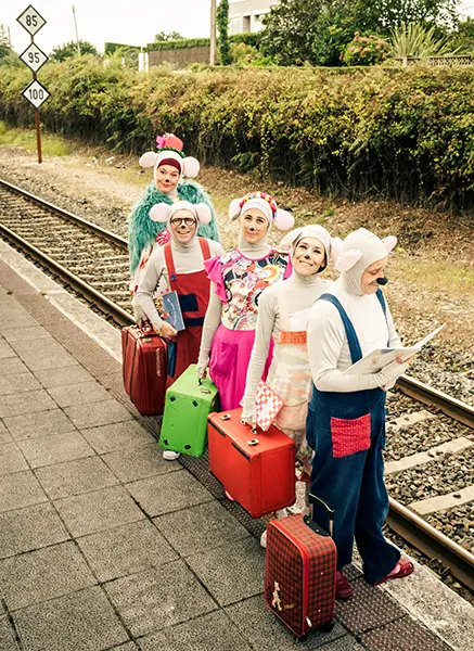 Os ratos de Lonxedetodo van de viaxe en tren