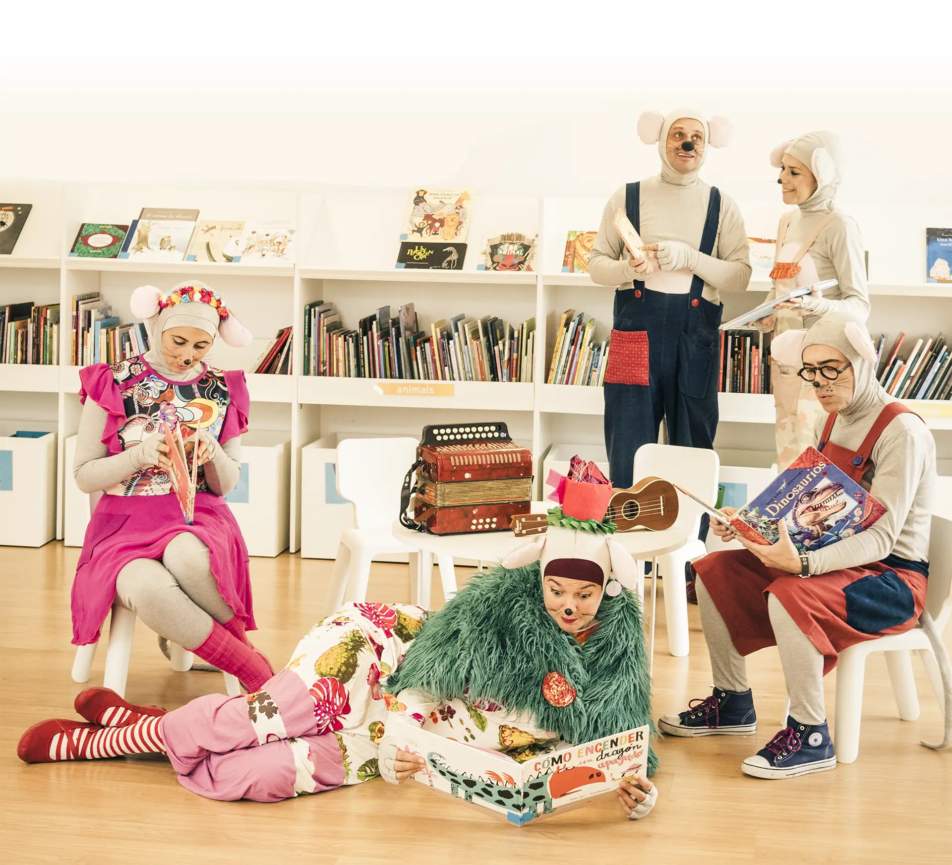 Os rato de lonxedetodo na biblioteca